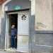 Continuiamo la nostra passeggiata fino via Indipendenza, dove al numero 26 ci imbattiamo in una falegnameria.  quella del 70enne Sebastiano che lavora qui da 30 anni. Lartigiano ci saluta allingresso, caratterizzato da un portone sbiadito dal tempo posto sotto un piccolo archetto grigio scuro